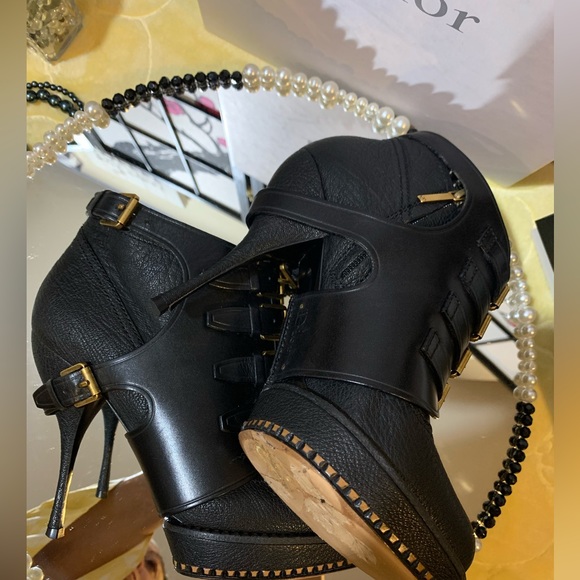 😍Fun and Edgy!Dior Cavaliere low boot.Leather with brass details Retail$1250.00 - Picture 5 of 11
